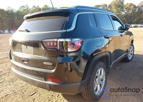 2024 Jeep Compass Latitude 4X4 z USA, uszkodzony, nr VIN 3C4NJDBN4RT109483